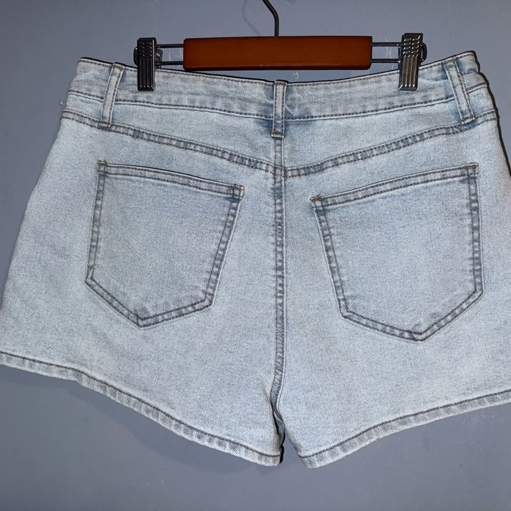 💙 No Boundaries Light Wash Denim Shorts